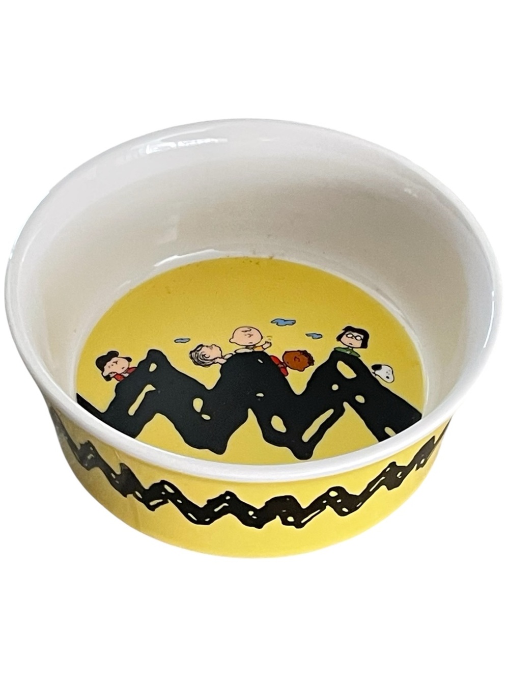 🆕 Peanuts Yellow Ceramic Pet Bowl with Charlie Brown Zigzag Design